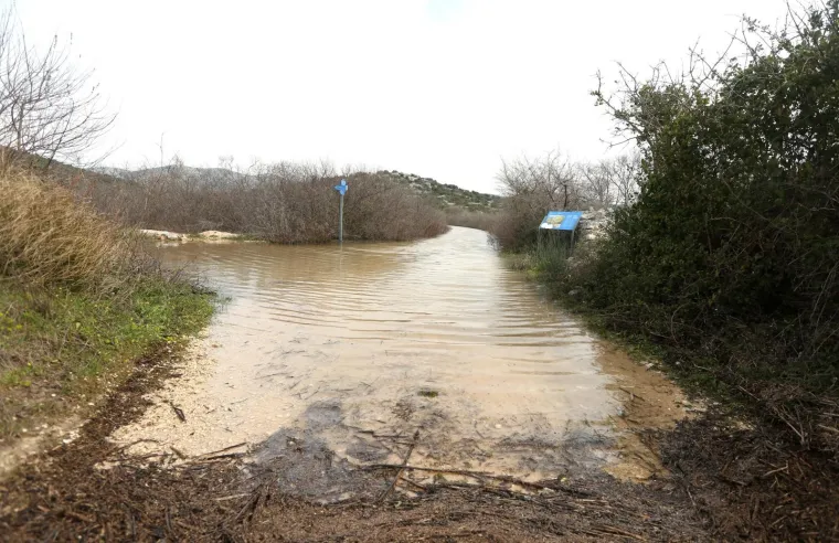 Kamp i lučica u Parku prirode Vransko jezero kompletno pod vodom, valovi i vjetar prijete mostu