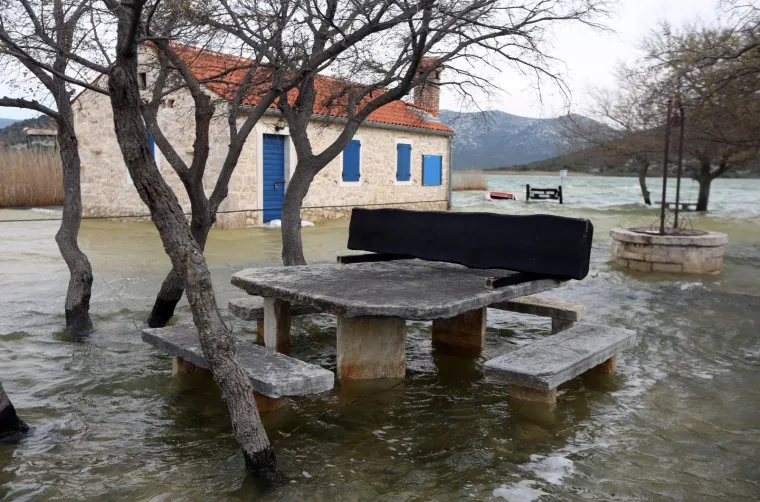 Kamp i lučica u Parku prirode Vransko jezero kompletno pod vodom, valovi i vjetar prijete mostu