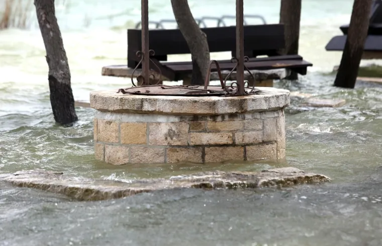 Kamp i lučica u Parku prirode Vransko jezero kompletno pod vodom, valovi i vjetar prijete mostu