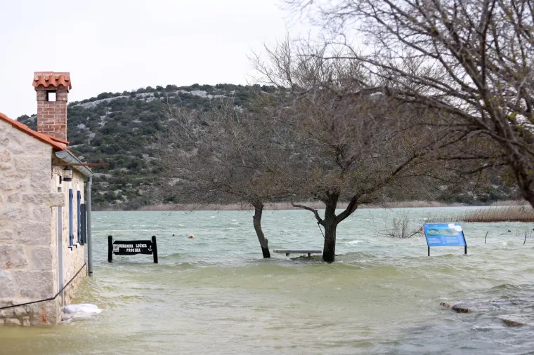 Kamp i lučica u Parku prirode Vransko jezero kompletno pod vodom, valovi i vjetar prijete mostu