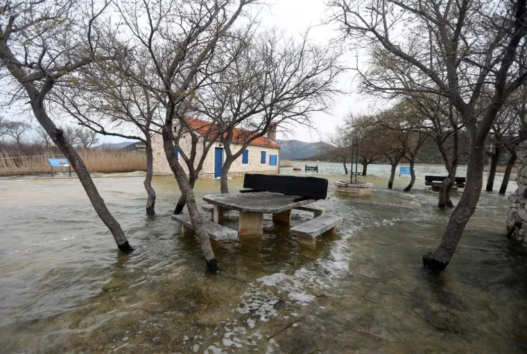 Kamp i lučica u Parku prirode Vransko jezero kompletno pod vodom, valovi i vjetar prijete mostu