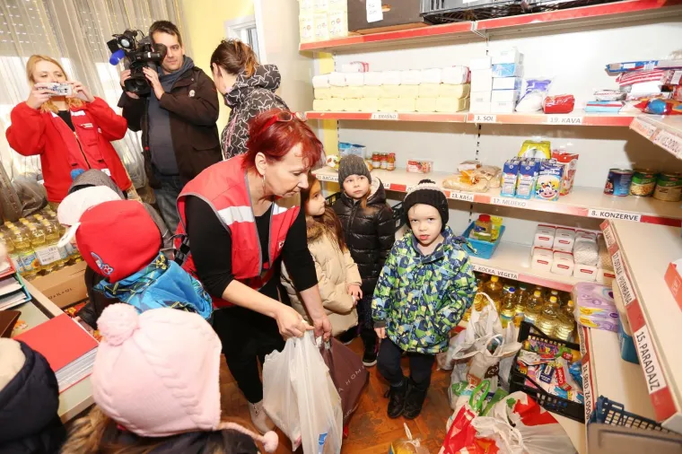 Zajedno protiv nedaća: vrtićka djeca s roditeljima u Karlovcu predala donaciju za socijalnu samoposlugu