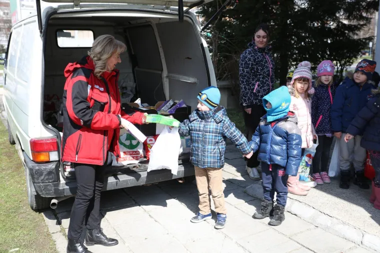 Zajedno protiv nedaća: vrtićka djeca s roditeljima u Karlovcu predala donaciju za socijalnu samoposlugu
