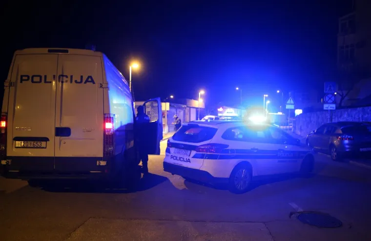 Policija je na mjestu događaja prona&scaron;la dva pi&scaron;tolja i uhitila dvije osobe, a u tijeku je kriminalistička istraga.