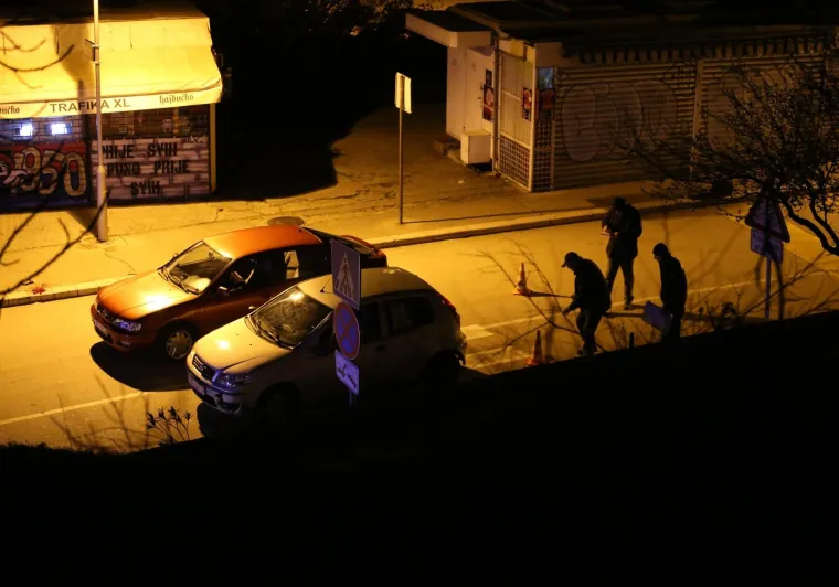 Policija je na mjestu događaja prona&scaron;la dva pi&scaron;tolja i uhitila dvije osobe, a u tijeku je kriminalistička istraga.