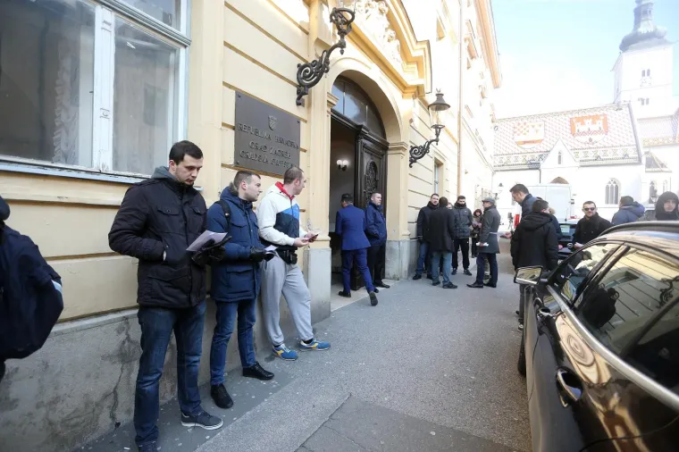 Navijači Dinama dijelili letke članovima Skup&scaron;tine protiv prodaje Dinama