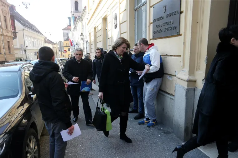 Navijači Dinama dijelili letke članovima Skup&scaron;tine protiv prodaje Dinama