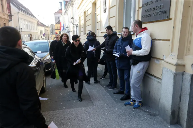 Navijači Dinama dijelili letke članovima Skup&scaron;tine protiv prodaje Dinama