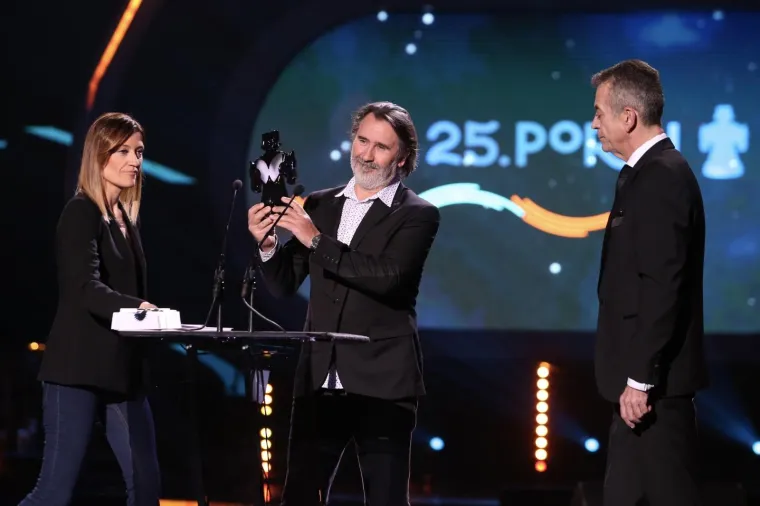 MIA DIMŠIĆ SJALA U RUŽIČASTOJ HALJINI: Mlada pjevačica napunila ruke kipićima uoči 25. dodjele Porina