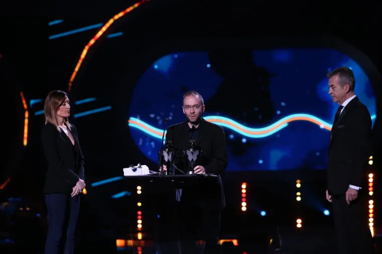 MIA DIM&Scaron;IĆ SJALA U RUŽIČASTOJ HALJINI: Mlada pjevačica napunila ruke kipićima uoči 25. dodjele Porina