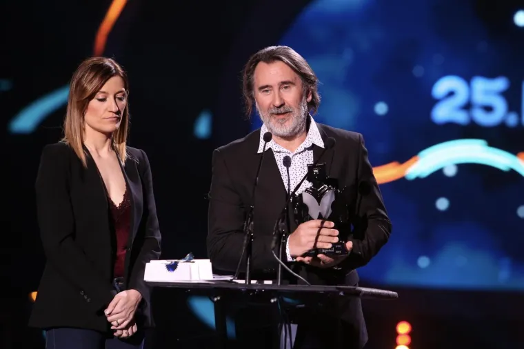 MIA DIM&Scaron;IĆ SJALA U RUŽIČASTOJ HALJINI: Mlada pjevačica napunila ruke kipićima uoči 25. dodjele Porina