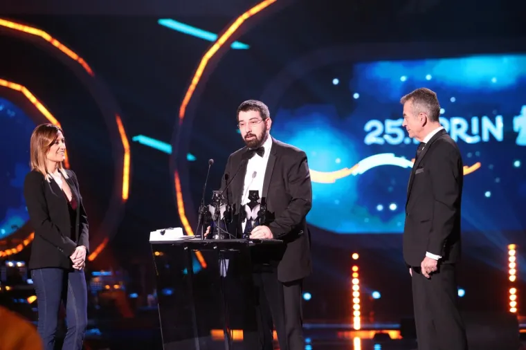 MIA DIM&Scaron;IĆ SJALA U RUŽIČASTOJ HALJINI: Mlada pjevačica napunila ruke kipićima uoči 25. dodjele Porina