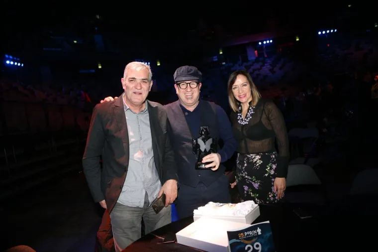 MIA DIM&Scaron;IĆ SJALA U RUŽIČASTOJ HALJINI: Mlada pjevačica napunila ruke kipićima uoči 25. dodjele Porina