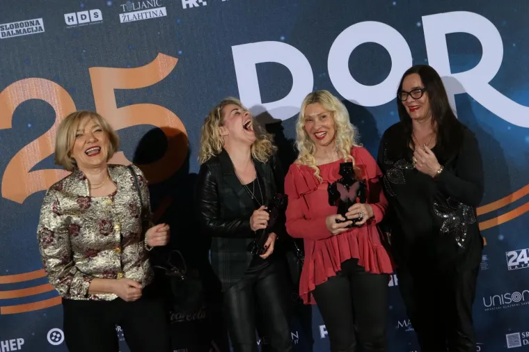 MIA DIM&Scaron;IĆ SJALA U RUŽIČASTOJ HALJINI: Mlada pjevačica napunila ruke kipićima uoči 25. dodjele Porina