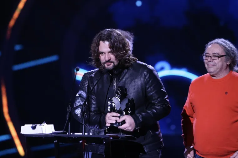 MIA DIM&Scaron;IĆ SJALA U RUŽIČASTOJ HALJINI: Mlada pjevačica napunila ruke kipićima uoči 25. dodjele Porina