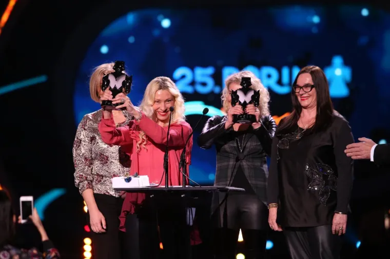 MIA DIM&Scaron;IĆ SJALA U RUŽIČASTOJ HALJINI: Mlada pjevačica napunila ruke kipićima uoči 25. dodjele Porina