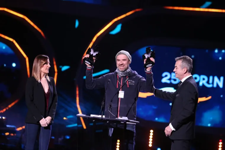 MIA DIM&Scaron;IĆ SJALA U RUŽIČASTOJ HALJINI: Mlada pjevačica napunila ruke kipićima uoči 25. dodjele Porina