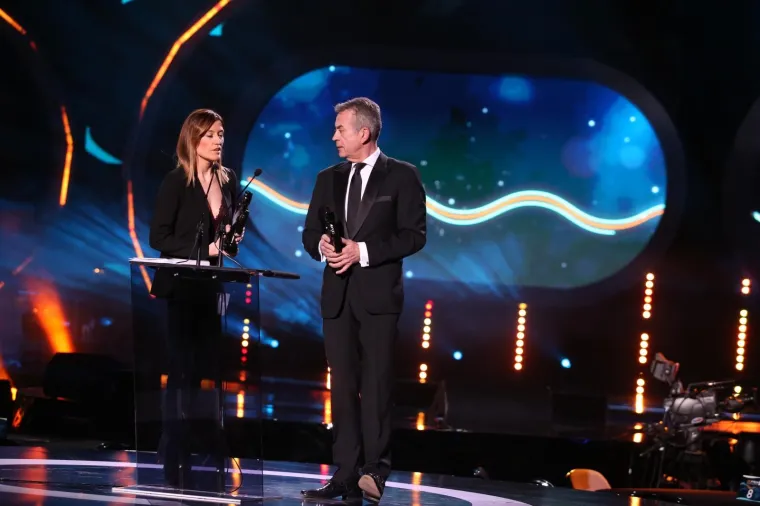 MIA DIM&Scaron;IĆ SJALA U RUŽIČASTOJ HALJINI: Mlada pjevačica napunila ruke kipićima uoči 25. dodjele Porina