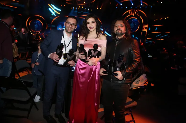 MIA DIM&Scaron;IĆ SJALA U RUŽIČASTOJ HALJINI: Mlada pjevačica napunila ruke kipićima uoči 25. dodjele Porina