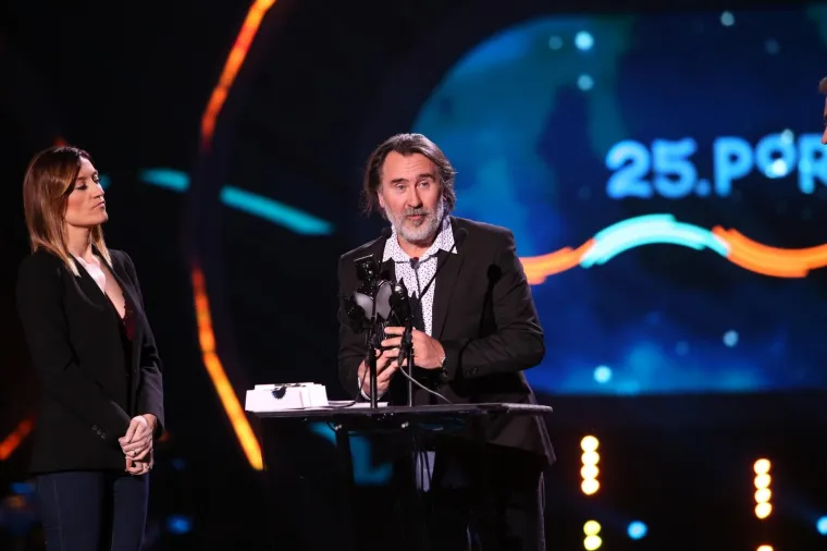 MIA DIM&Scaron;IĆ SJALA U RUŽIČASTOJ HALJINI: Mlada pjevačica napunila ruke kipićima uoči 25. dodjele Porina