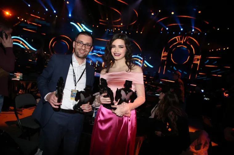 MIA DIM&Scaron;IĆ SJALA U RUŽIČASTOJ HALJINI: Mlada pjevačica napunila ruke kipićima uoči 25. dodjele Porina