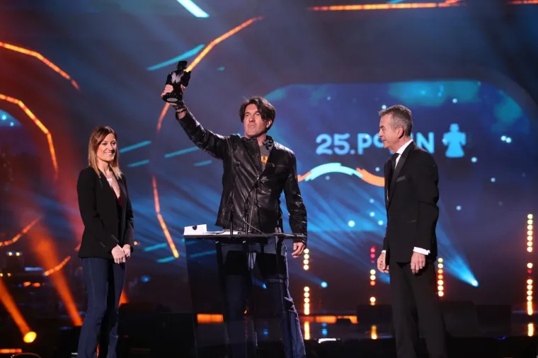 MIA DIM&Scaron;IĆ SJALA U RUŽIČASTOJ HALJINI: Mlada pjevačica napunila ruke kipićima uoči 25. dodjele Porina