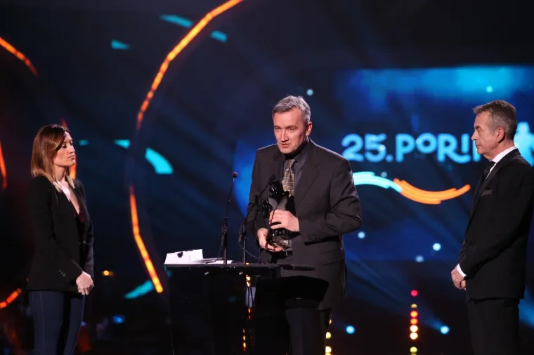 MIA DIM&Scaron;IĆ SJALA U RUŽIČASTOJ HALJINI: Mlada pjevačica napunila ruke kipićima uoči 25. dodjele Porina