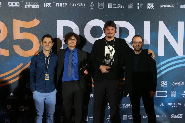 MIA DIM&Scaron;IĆ SJALA U RUŽIČASTOJ HALJINI: Mlada pjevačica napunila ruke kipićima uoči 25. dodjele Porina