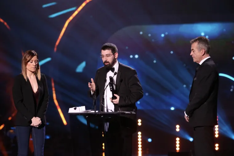 MIA DIM&Scaron;IĆ SJALA U RUŽIČASTOJ HALJINI: Mlada pjevačica napunila ruke kipićima uoči 25. dodjele Porina