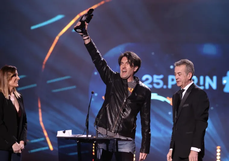 MIA DIM&Scaron;IĆ SJALA U RUŽIČASTOJ HALJINI: Mlada pjevačica napunila ruke kipićima uoči 25. dodjele Porina