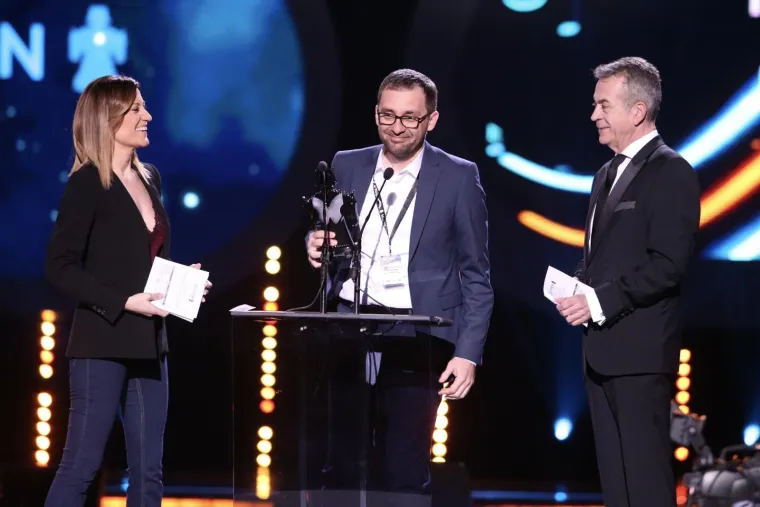 MIA DIM&Scaron;IĆ SJALA U RUŽIČASTOJ HALJINI: Mlada pjevačica napunila ruke kipićima uoči 25. dodjele Porina