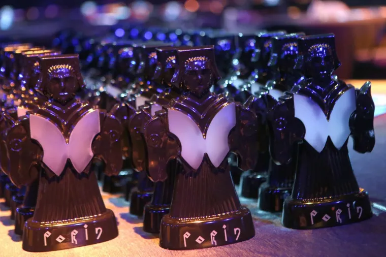 MIA DIM&Scaron;IĆ SJALA U RUŽIČASTOJ HALJINI: Mlada pjevačica napunila ruke kipićima uoči 25. dodjele Porina