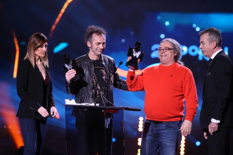 MIA DIM&Scaron;IĆ SJALA U RUŽIČASTOJ HALJINI: Mlada pjevačica napunila ruke kipićima uoči 25. dodjele Porina