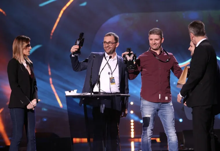 MIA DIM&Scaron;IĆ SJALA U RUŽIČASTOJ HALJINI: Mlada pjevačica napunila ruke kipićima uoči 25. dodjele Porina