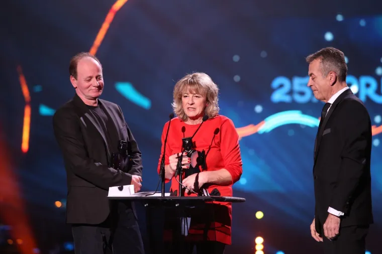 MIA DIM&Scaron;IĆ SJALA U RUŽIČASTOJ HALJINI: Mlada pjevačica napunila ruke kipićima uoči 25. dodjele Porina