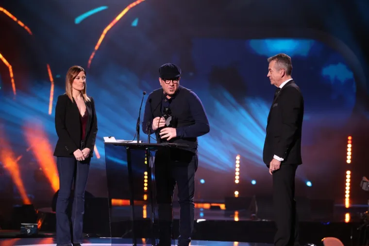 MIA DIM&Scaron;IĆ SJALA U RUŽIČASTOJ HALJINI: Mlada pjevačica napunila ruke kipićima uoči 25. dodjele Porina