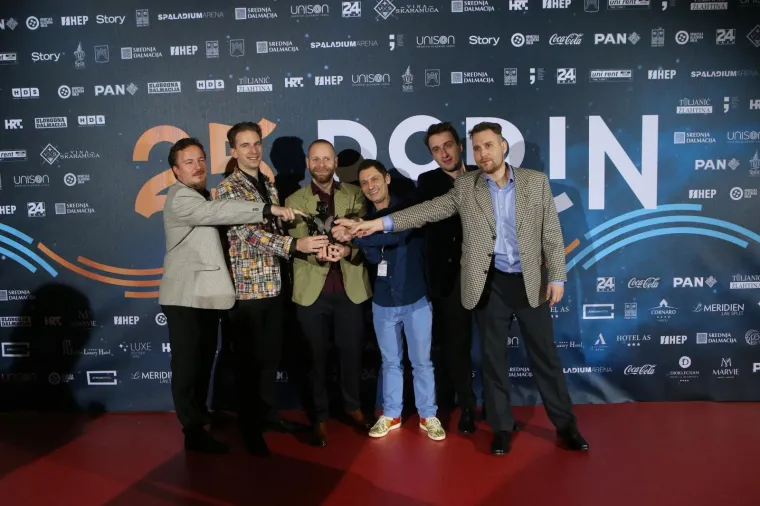 MIA DIM&Scaron;IĆ SJALA U RUŽIČASTOJ HALJINI: Mlada pjevačica napunila ruke kipićima uoči 25. dodjele Porina