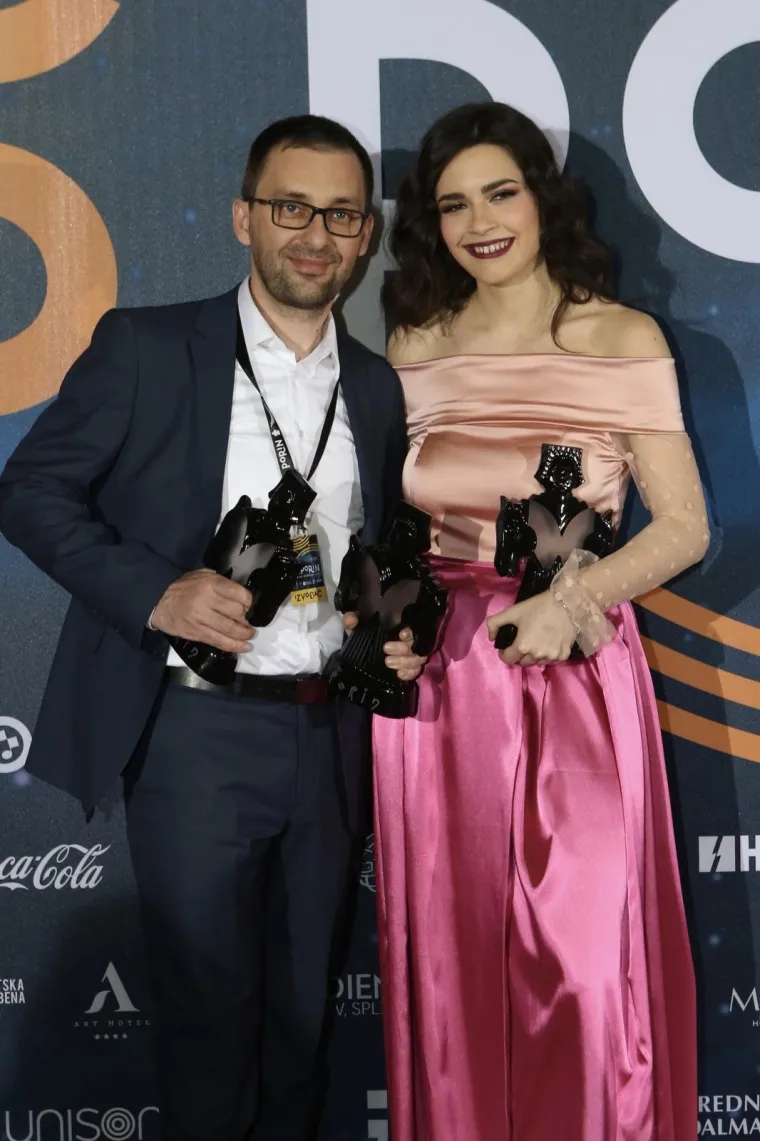 MIA DIM&Scaron;IĆ SJALA U RUŽIČASTOJ HALJINI: Mlada pjevačica napunila ruke kipićima uoči 25. dodjele Porina