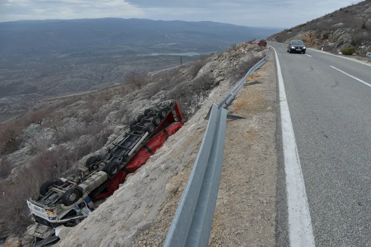 Užasne scene: orkanska bura na istom mjestu na cesti Gračac - Zaton Obrovački prevrnula dva kamiona