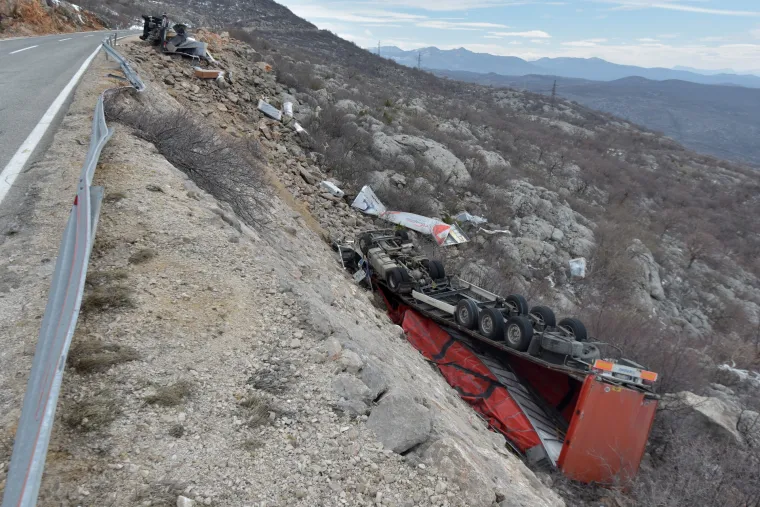 Užasne scene: orkanska bura na istom mjestu na cesti Gračac - Zaton Obrovački prevrnula dva kamiona