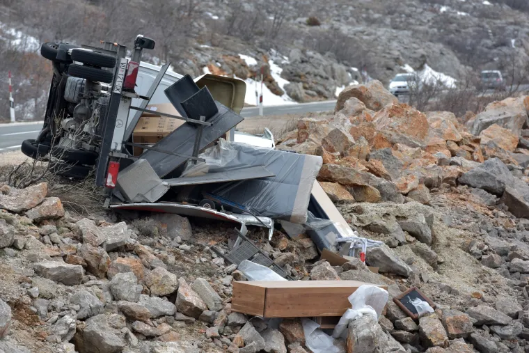 Užasne scene: orkanska bura na istom mjestu na cesti Gračac - Zaton Obrovački prevrnula dva kamiona