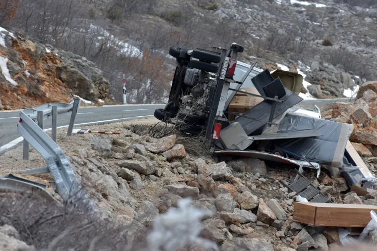 Užasne scene: orkanska bura na istom mjestu na cesti Gračac - Zaton Obrovački prevrnula dva kamiona
