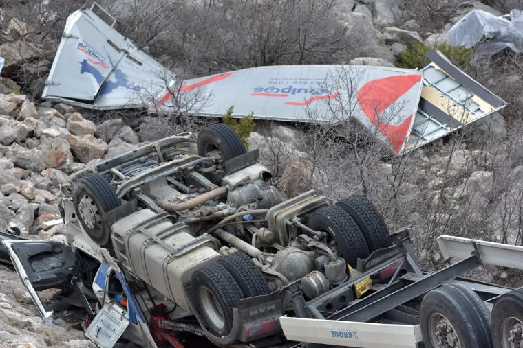 Užasne scene: orkanska bura na istom mjestu na cesti Gračac - Zaton Obrovački prevrnula dva kamiona