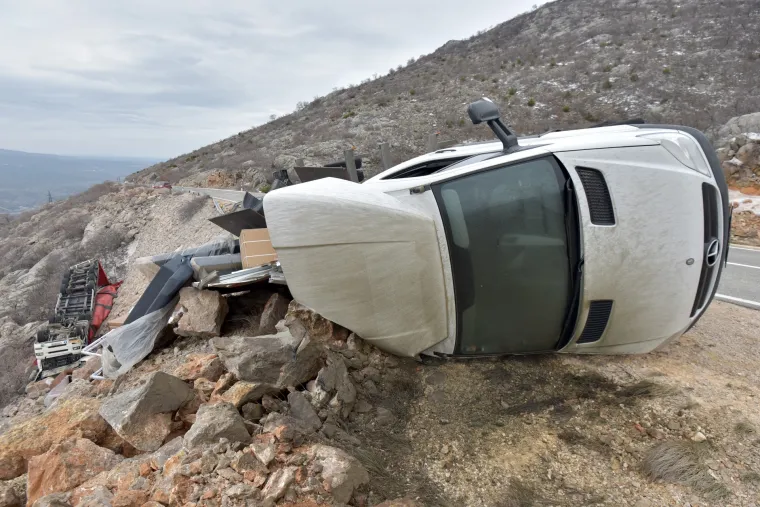 Užasne scene: orkanska bura na istom mjestu na cesti Gračac - Zaton Obrovački prevrnula dva kamiona