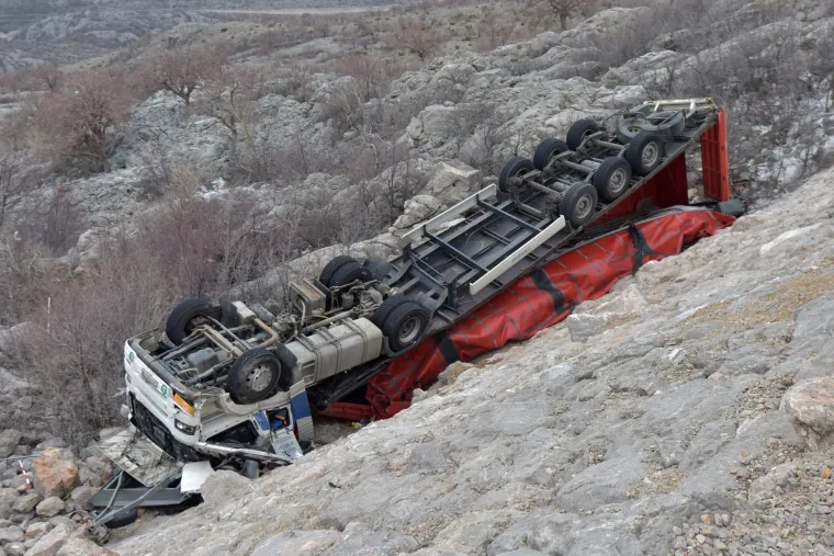 Užasne scene: orkanska bura na istom mjestu na cesti Gračac - Zaton Obrovački prevrnula dva kamiona