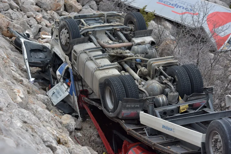 Užasne scene: orkanska bura na istom mjestu na cesti Gračac - Zaton Obrovački prevrnula dva kamiona