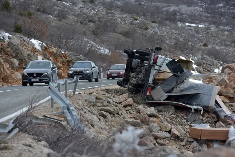 Užasne scene: orkanska bura na istom mjestu na cesti Gračac - Zaton Obrovački prevrnula dva kamiona