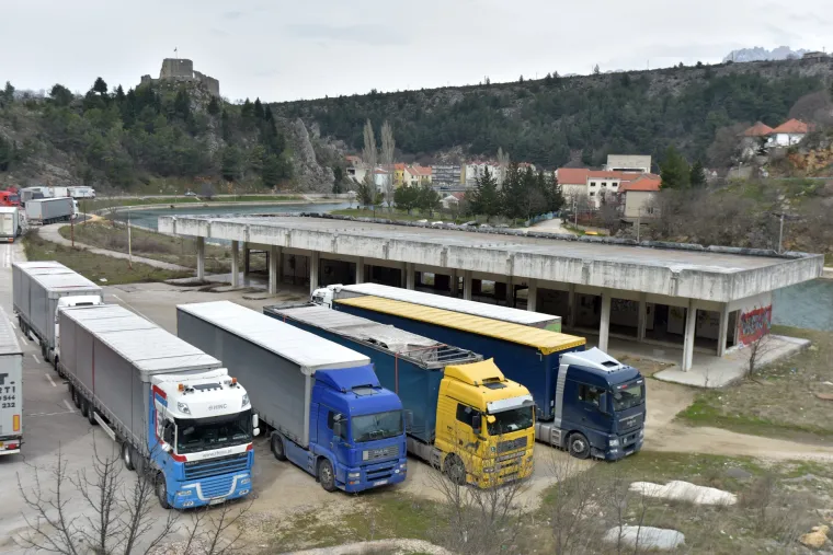 Užasne scene: orkanska bura na istom mjestu na cesti Gračac - Zaton Obrovački prevrnula dva kamiona