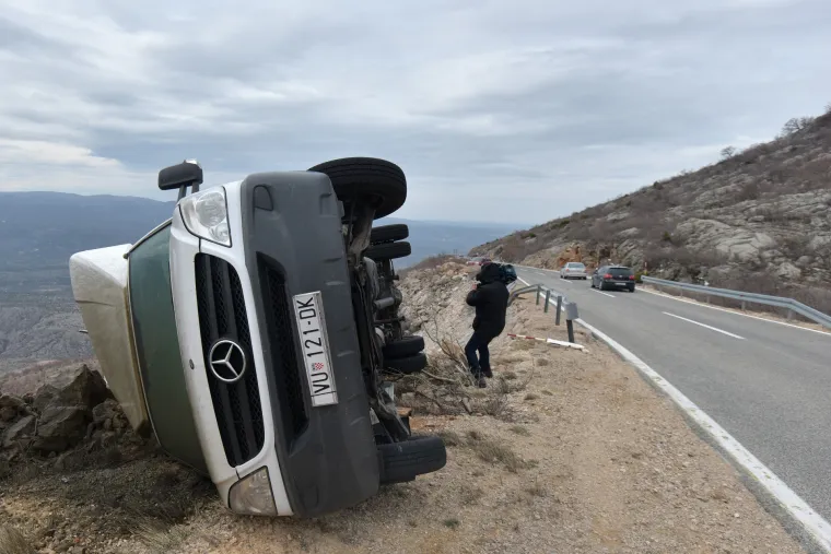 Užasne scene: orkanska bura na istom mjestu na cesti Gračac - Zaton Obrovački prevrnula dva kamiona