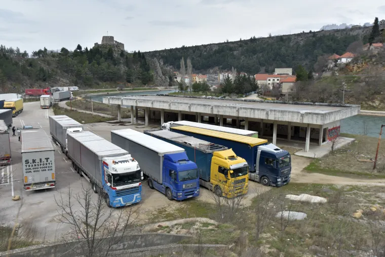 Užasne scene: orkanska bura na istom mjestu na cesti Gračac - Zaton Obrovački prevrnula dva kamiona